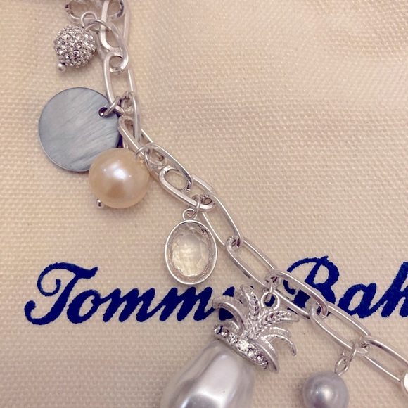 NWT. Tommy Bahama Pearl and shell charm bracelet. Silverstone. Stunning for vaca - Picture 3 of 8